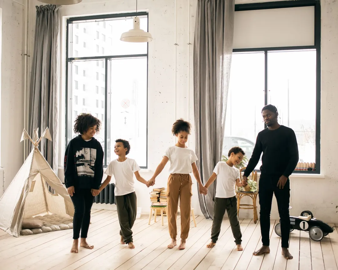 Une famille réunie à la maison